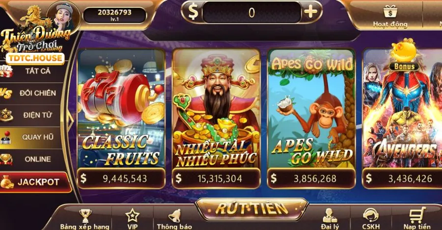 Đội tuyển Esports đang thi đấu trên sân khấu lớn với màn hình chiếu game, minh họa cá cược Esports tại f169 khuyến mãi